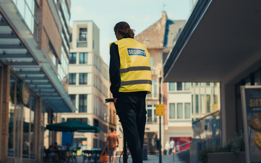 Beveiligingsmedewerker op locatie controleert objecten met Najavo beveiligingssoftware