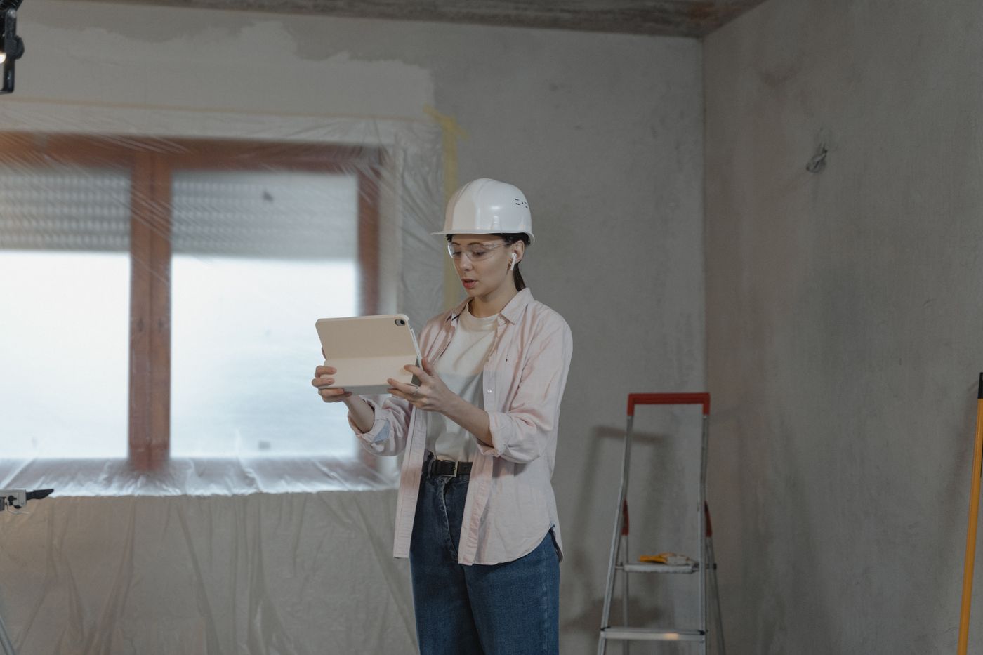Bouwvakkers bespreken de oplevering met een digitale werkbon